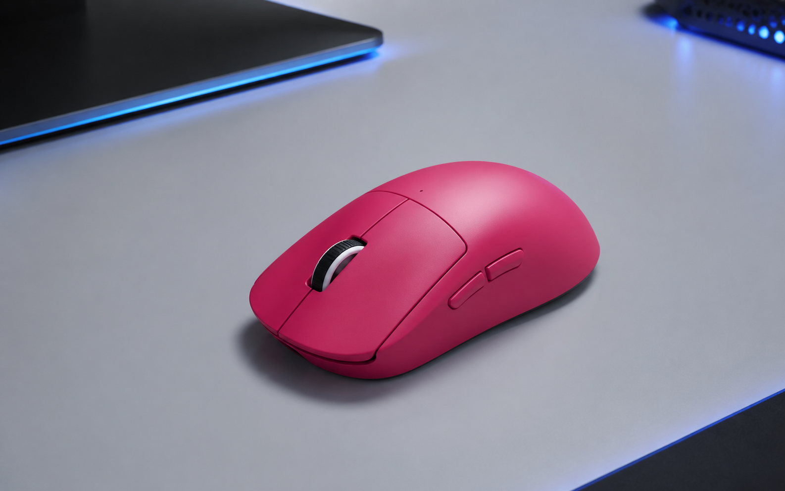 ภาพประกอบ Logitech G PRO X SUPERLIGHT 2 สีขาวในสตูดิโอเกมมิ่ง