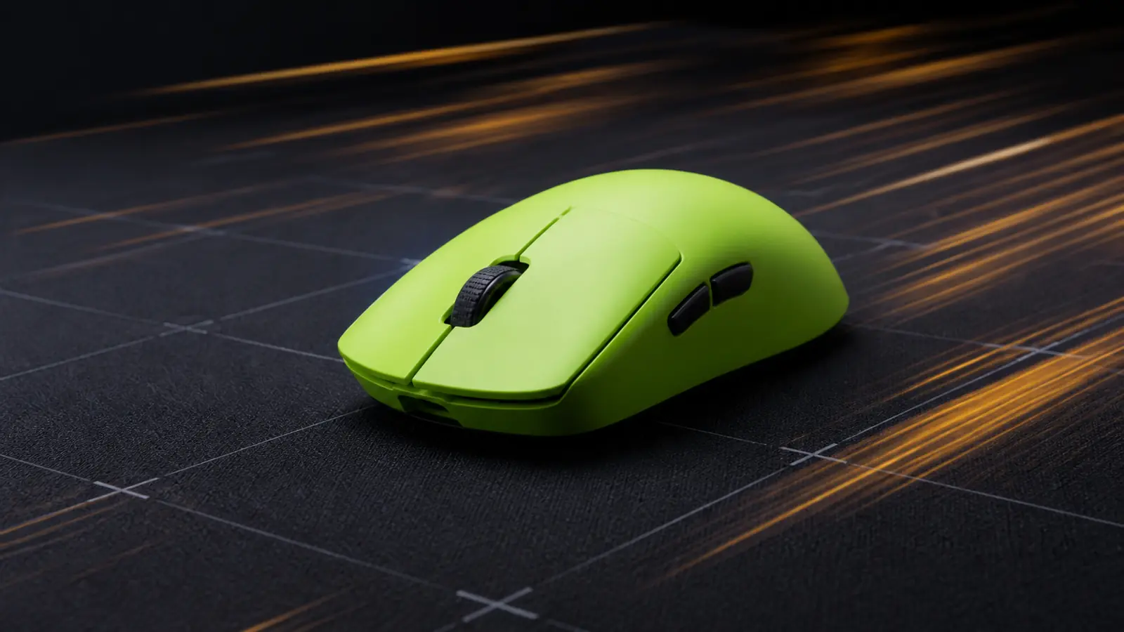 เมาส์เกมมิ่งสีเขียวบนแผ่นรองสีดำพร้อมเส้นแสงสีส้มแสดงการเคลื่อนไหว