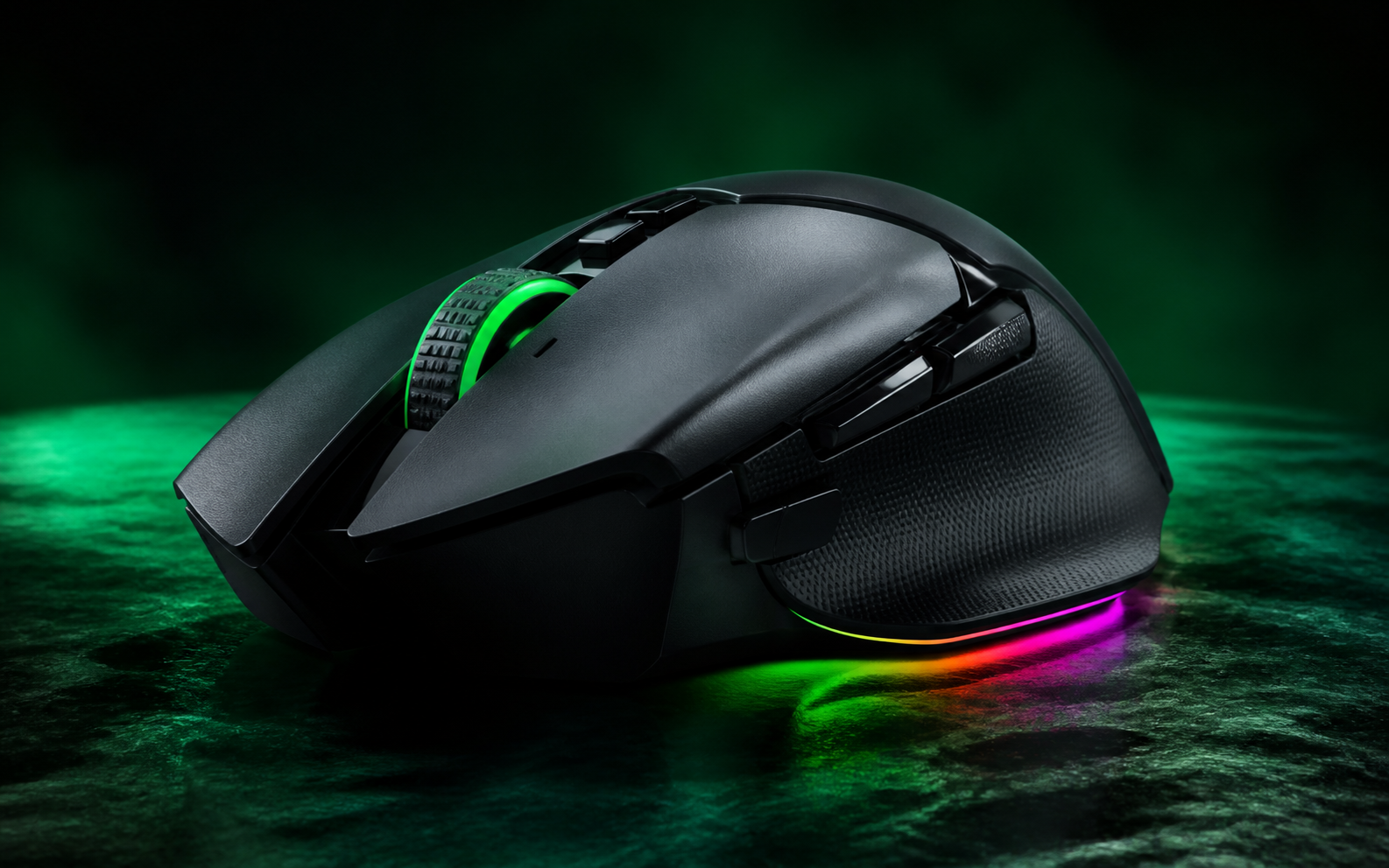ภาพประกอบ Razer Basilisk V3 Pro 35K ทรงเออร์โกโนมิกในสตูดิโอ